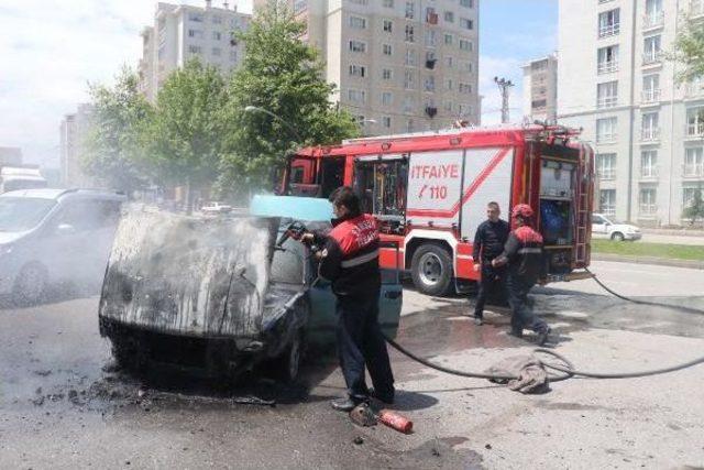 Hareket Halindeki Otomobilin Motor Kısmında Yangın Çıktı