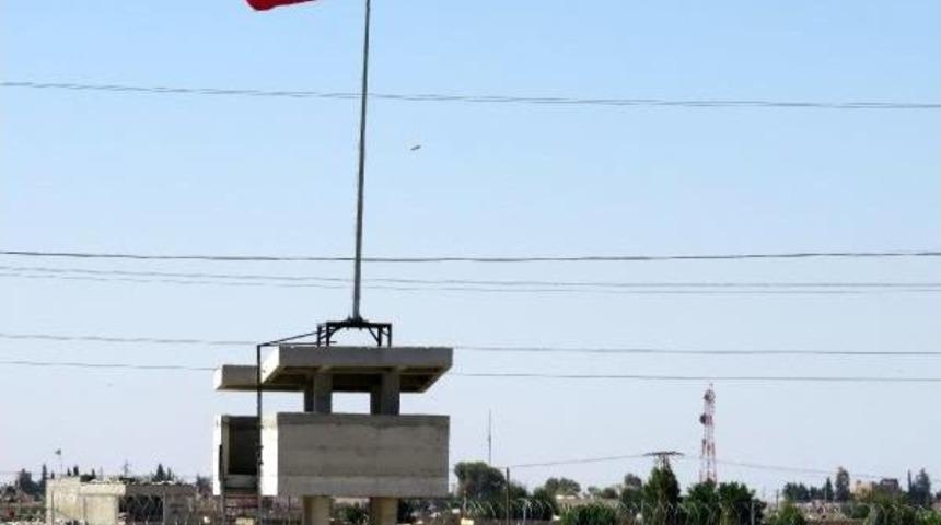Sınırdaki Abd Bayrakları Ile Pyd/ypg Flamaları, Yıpranınca Indirildi