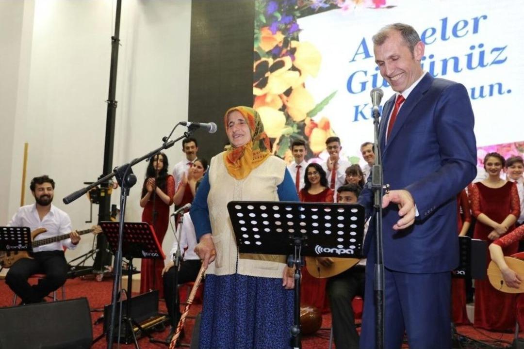 Anneler İle &Ccedil;ocukları Sahnede