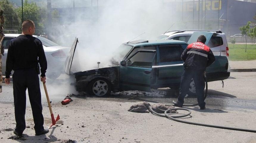 Seyir Halindeki Otomobilde Yangın &Ccedil;ıktı