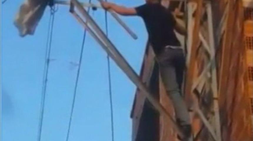 Canını Hi&ccedil;e Saydı, Elektrik Direğine Tırmanıp Ayağı Takılan G&uuml;vercini Kurtardı