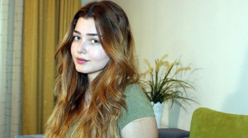 &Uuml;zeri Kartonla &Ouml;rt&uuml;len R&ouml;gar Deliğine D&uuml;şen Gen&ccedil; Kız: