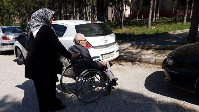 Duyarsızca Araç Parkı, Tekerlekli Sandalye İle Evine Gitmek İsteyen Vatandaşı Çileden Çıkardı