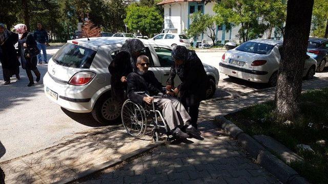 Duyarsızca Araç Parkı, Tekerlekli Sandalye İle Evine Gitmek İsteyen Vatandaşı Çileden Çıkardı