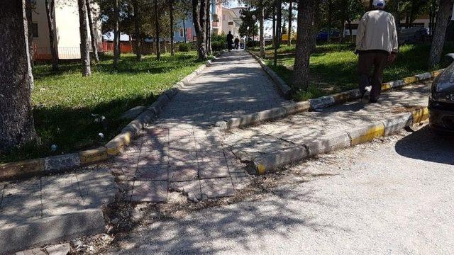 Duyarsızca Araç Parkı, Tekerlekli Sandalye İle Evine Gitmek İsteyen Vatandaşı Çileden Çıkardı