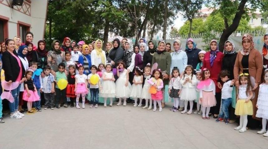 Akmek&rsquo;ten Mezun Olan &Ccedil;ocuklar Karnelerini Aldı