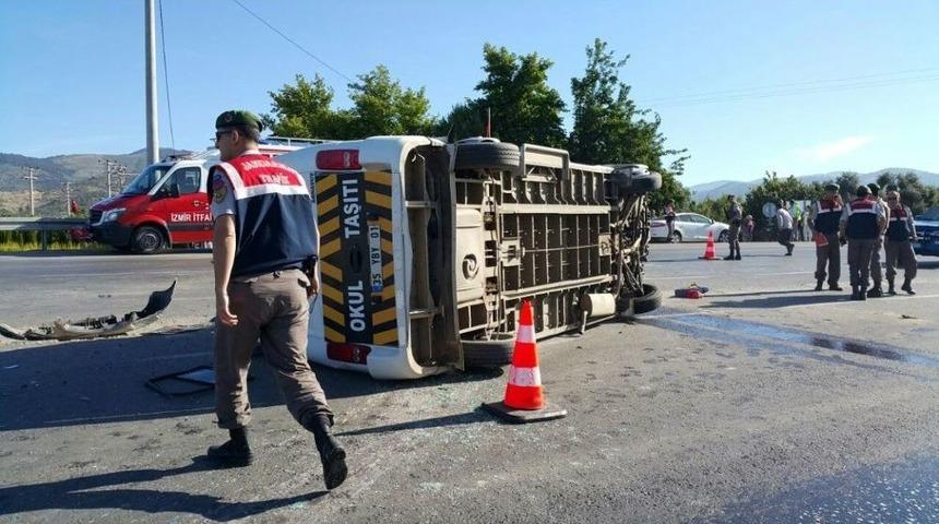 İzmir&rsquo;de &Ouml;ğrenci Servisi Devrildi: 11 Yaralı