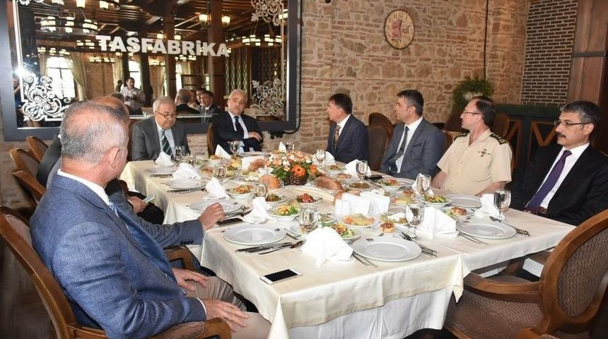 Vali Yardımcısı İşşen Onuruna Veda Yemeği Verildi