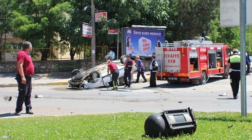 Yolcu Otob&uuml;s&uuml; İle Otomobil &Ccedil;arpıştı: 1 Yaralı