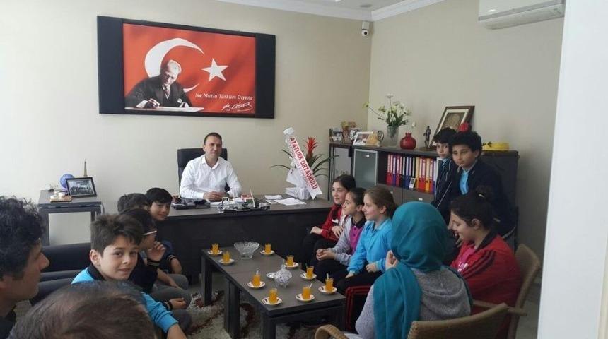 &Ouml;ğrencilerden Hayırsever İş Adamına Vefa &Ouml;rneği