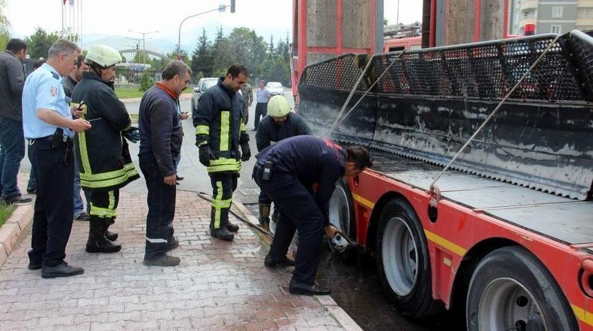 Seyir Halindeki Tırdan Y&uuml;kselen Dumanlar Paniğe Neden Oldu