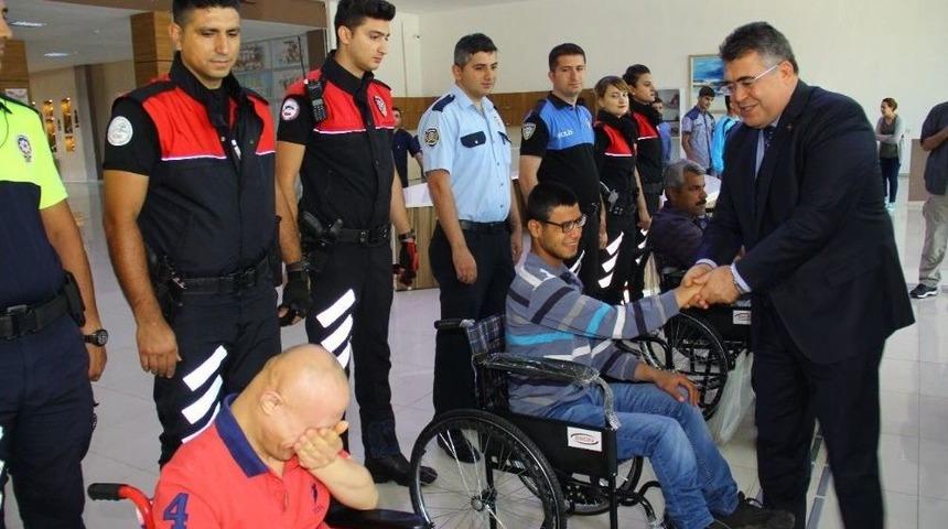 Emniyet M&uuml;d&uuml;r&uuml; Engellilere Tekerlekli Sandalye Hediye Etti
