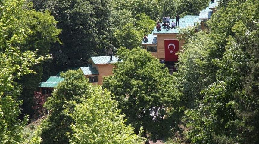 Ka&ccedil;ak Bungalovları Yıktırmamak İ&ccedil;in &Ccedil;atıya &Ccedil;ıktılar