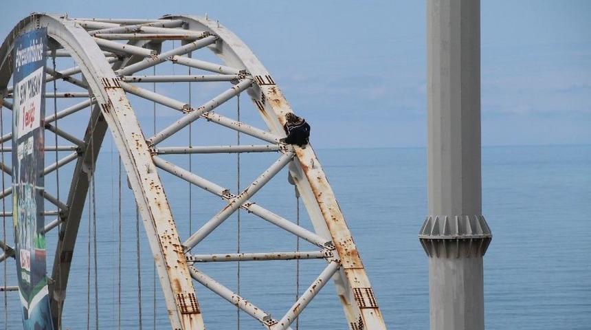 Giresun&rsquo;da Yaşlı Kadın &Uuml;stge&ccedil;itte &Ccedil;ıkarak İntihara Kalkıştı.