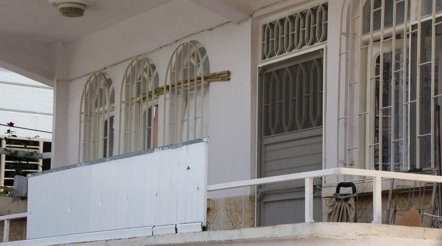 Cinnet Getiren Polis, Anne Ve Babasını &Ouml;ld&uuml;rd&uuml;