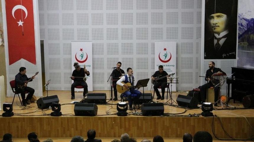 K&uuml;tahya&rsquo;da Sağlık&ccedil;ıların T&uuml;rk&uuml; Ve Şiir Gecesi