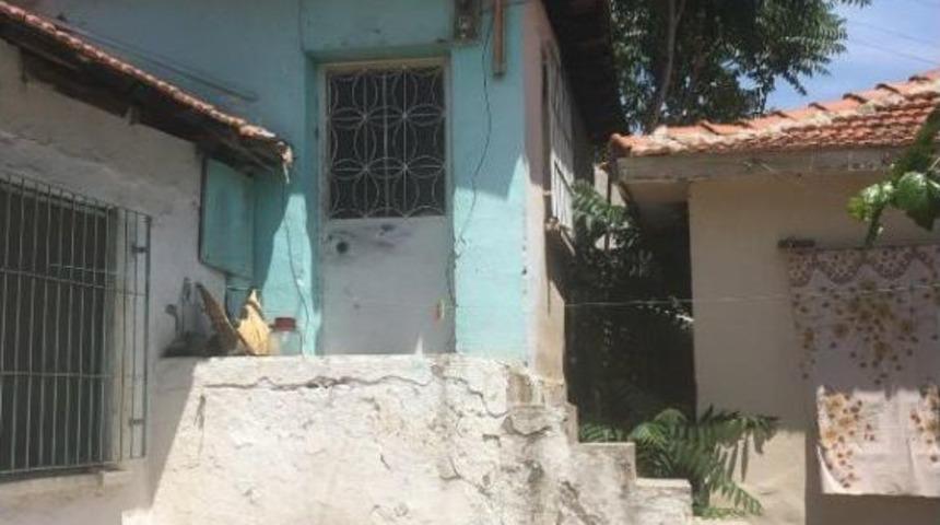 Baba, Cep Telefonunu Almak Istediği Kızı Tarafından Bı&ccedil;aklandı (2)