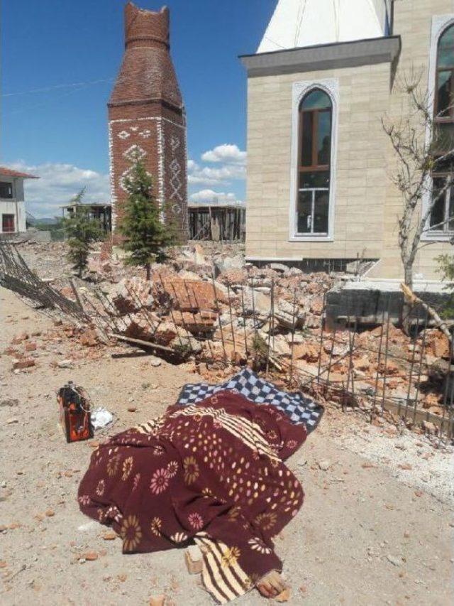 İşçiler, Minareyi Yıkarken Altında Kaldı: 1 Ölü, 1 Yaralı