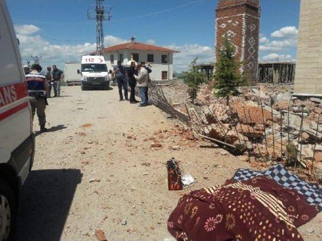 İşçiler, Minareyi Yıkarken Altında Kaldı: 1 Ölü, 1 Yaralı