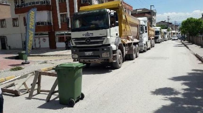 Yola Barikat Kurup Hafriyat Kamyonlarının Ge&ccedil;işini Engellediler