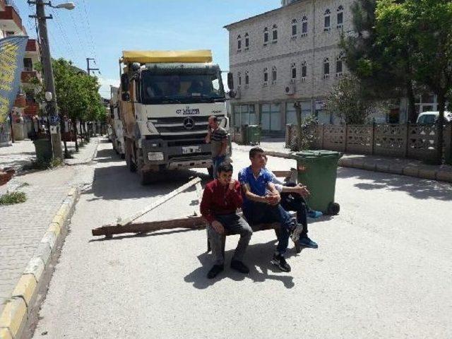 Yola Barikat Kurup Hafriyat Kamyonlarının Geçişini Engellediler