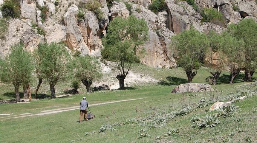 Frig Vadisi&rsquo;nde &Ccedil;evre Temizlik &Ccedil;alışması Başladı
