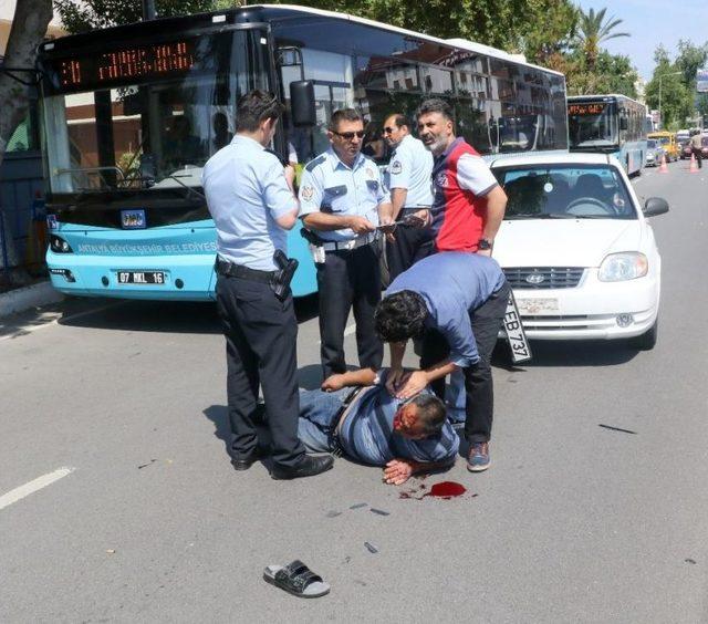 Yayaya Çarpan Sürücünün Oğlu Yaralının Başından Ayrılmadı