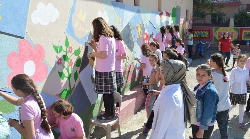 &Ouml;ğrenciler Okul Duvarlarını Resimleriyle G&uuml;zelleştirdiler