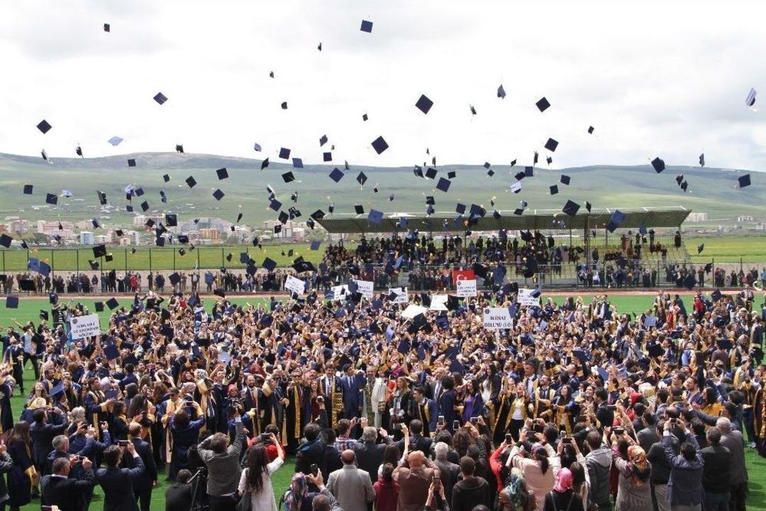 Ar&uuml;&rsquo;de Mezuniyet Coşkusu