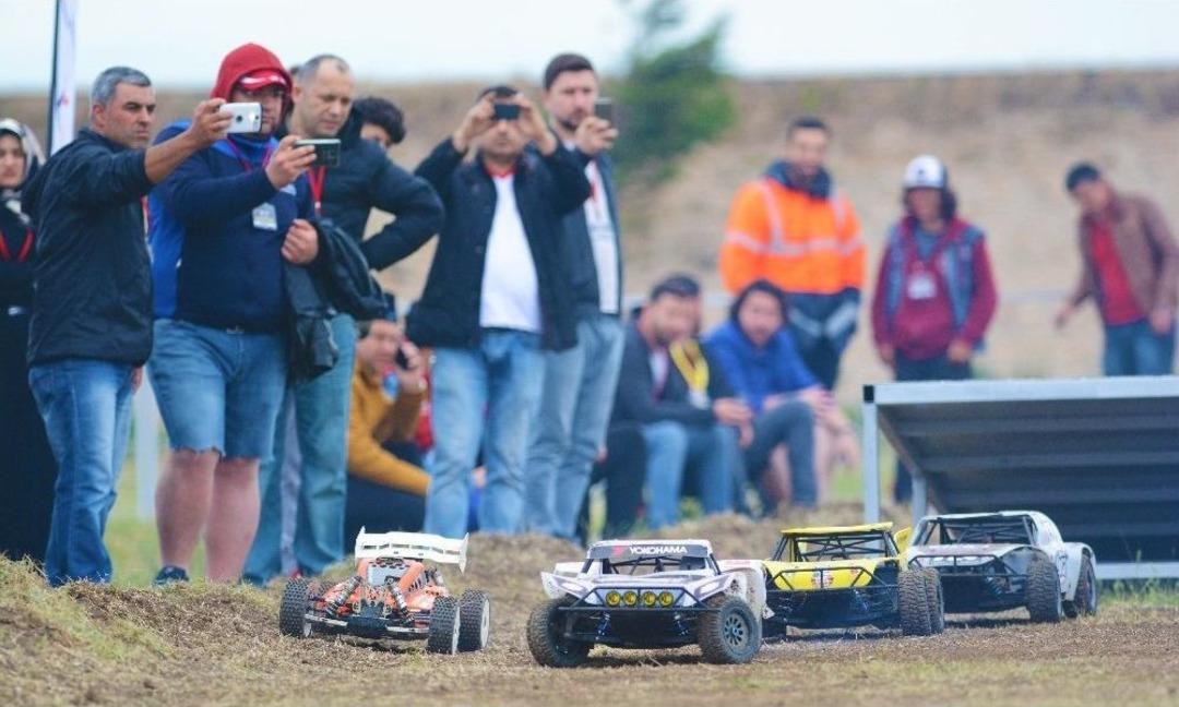 Model Ara&ccedil;lar Pistin Tozunu Attırdı