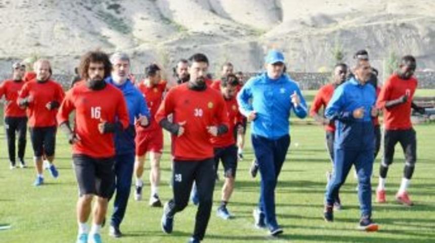 Teknik Direkt&ouml;r İrfan Buz Teknik Ekibini Dağıttı