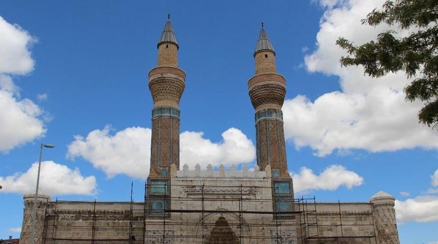 G&ouml;kmedrese&rsquo;deki &Ccedil;inilerin Asitle Temizlenip Boyandığı İddiası