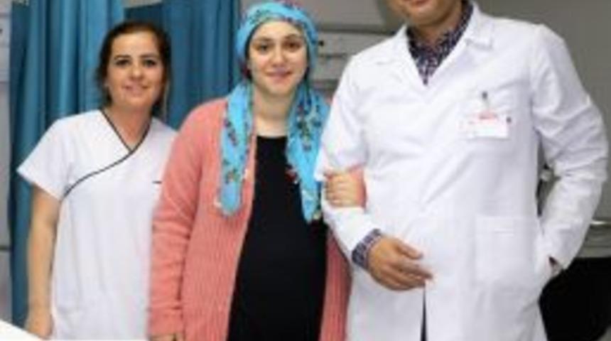 Ağrılarından Ayağa Kalkamayan Kadın Tedavi Olduğu Hastaneden Y&uuml;r&uuml;yerek Ayrıldı