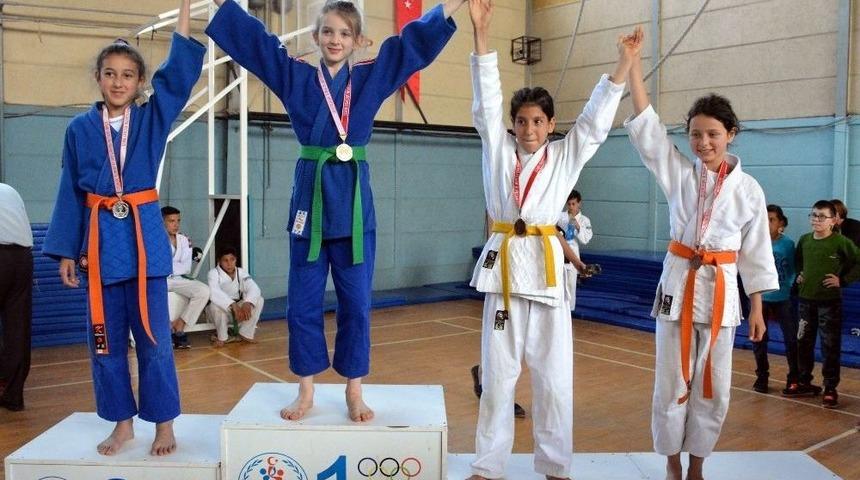 Bir Turnuvada 14 Madalya