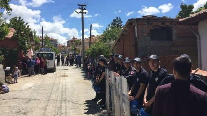 Kadınlar, Baz Istasyonu Yapılmasına Karşı &Ccedil;ıktı