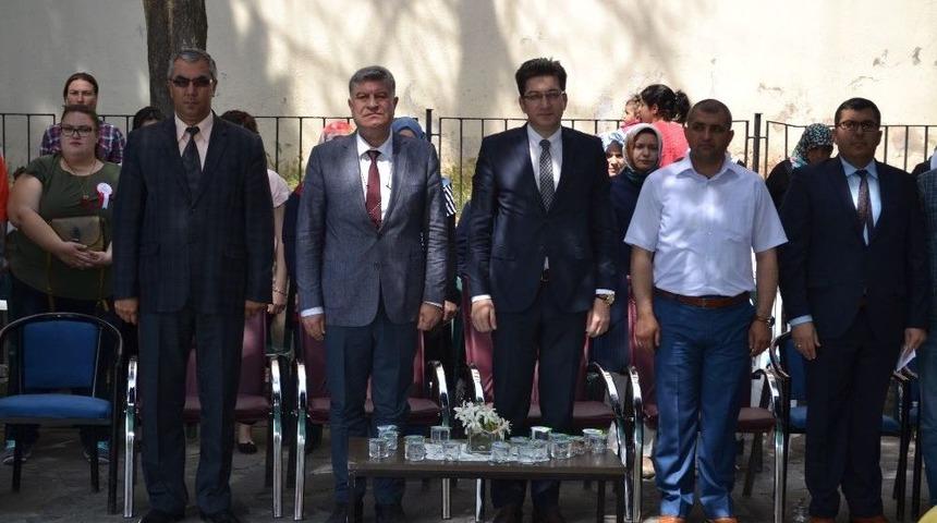 Kursiyerler, El Emeği G&ouml;z Nuru Eserlerini Sergiledi