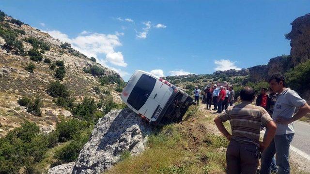 Minibüs, Kaya Parçası Sayesinde Uçuruma Yuvarlanmaktan Kurtuldu