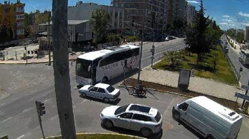 Yolcu Otob&uuml;s&uuml; Ile Otomobil &Ccedil;arpıştı: 1 Yaralı (2)