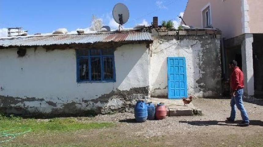 Ağrı'da Yağmurda Şehit Ailesinin Eski Evi Yıkıldı