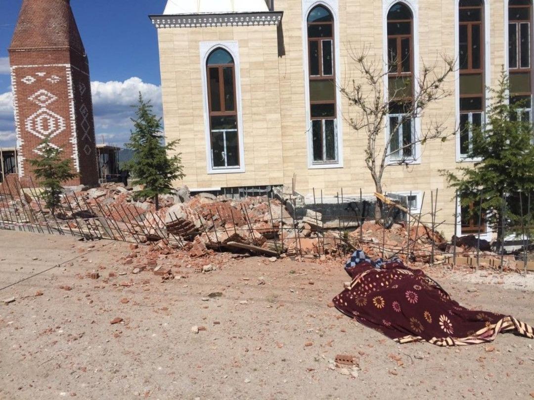 &Uuml;zerine Minare Devrilen İş&ccedil;i Hayatını Kaybetti