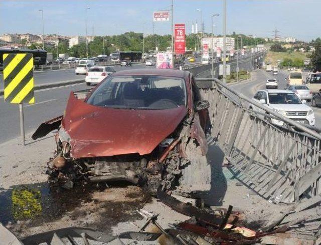 Kaza Yapan Kadın Sürücünün Cüzdanını Çaldılar