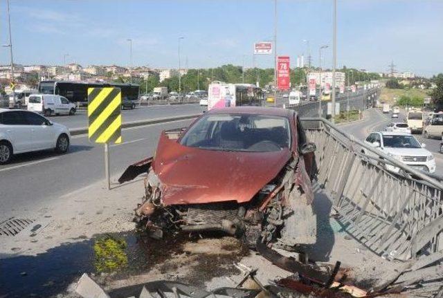 Kaza Yapan Kadın Sürücünün Cüzdanını Çaldılar