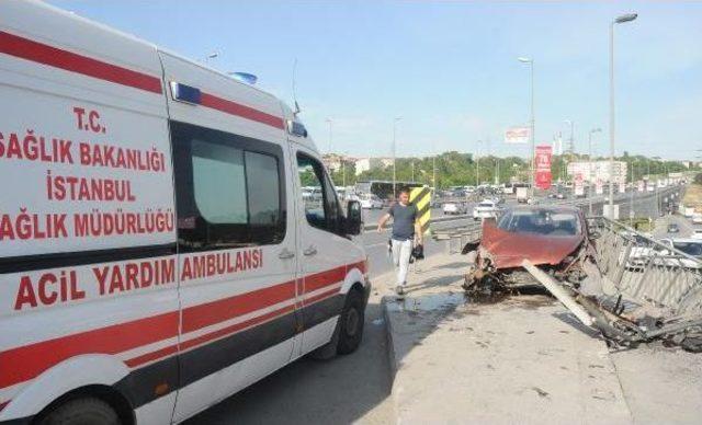 Kaza Yapan Kadın Sürücünün Cüzdanını Çaldılar