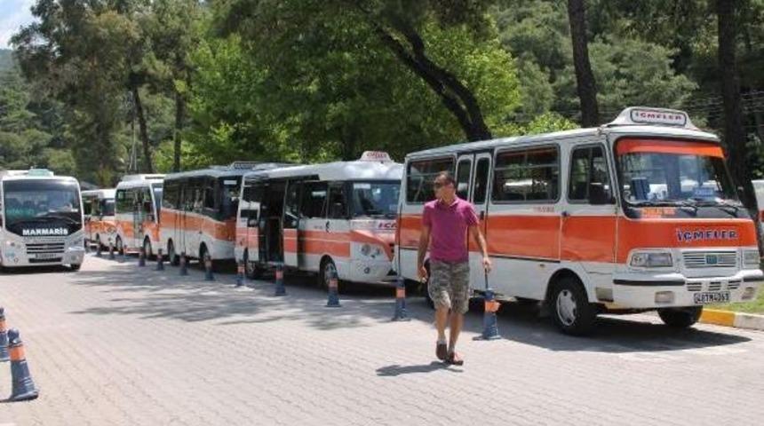Marmaris'te Minib&uuml;s Şof&ouml;r&uuml;n&uuml;n Ilgin&ccedil; Eylemi