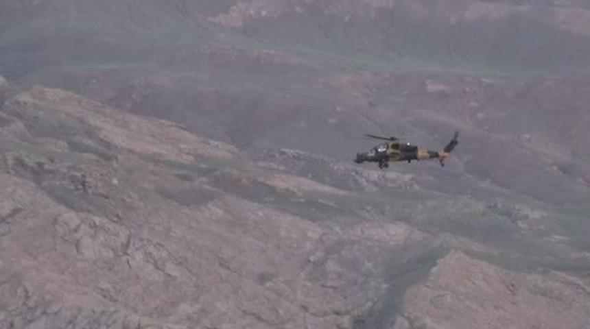 Pkk'lı Teröristler Tendürek'te Araçları Yaktı (2)