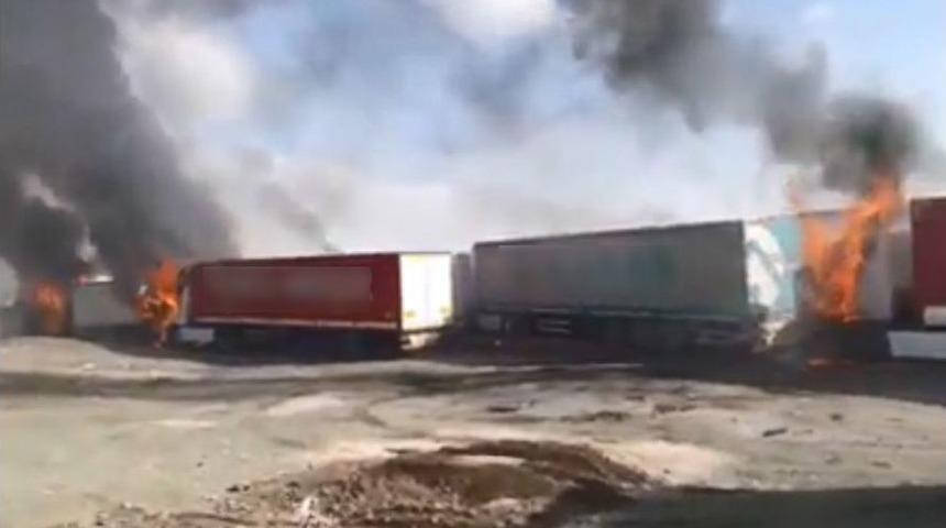 Tend&uuml;rek&rsquo;te Pkk&rsquo;lı Ter&ouml;ristler Ara&ccedil;ları Yakıp Ka&ccedil;tı