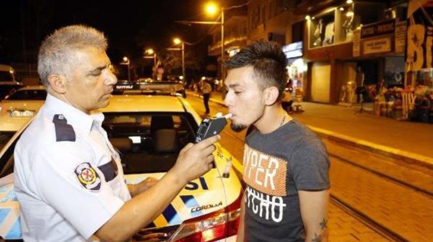 Alkoll&uuml; S&uuml;r&uuml;c&uuml;, Polise Zor Anlar Yaşattı