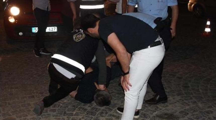 Polisle Tartışınca Yaka- Pa&ccedil;a G&ouml;zaltına Alındı