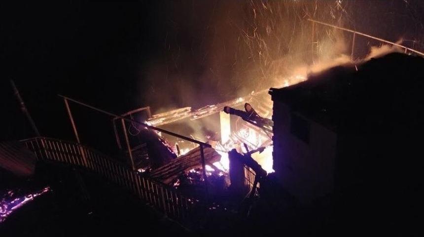 (rize) Rize &Ccedil;ayeli İl&ccedil;esinde Yangın... 3 Ahşap Ev Kullanılmaz Hale Geldi