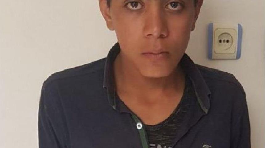 Otomobil Hırsızları Parkta &Ccedil;ekirdek Yerken Yakalandı